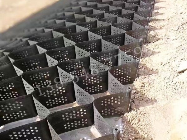 土工格室：高强度材料应用与工程优势解析