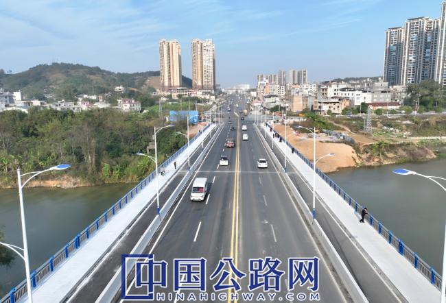 车辆有序驶过朱砂罗大桥(闫夏 摄).jpg