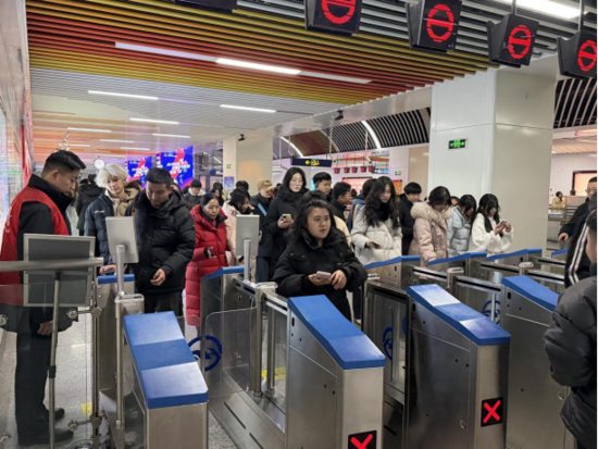 元旦护航丨百万客流下的温暖坚守(图2)