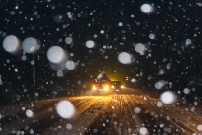 寒夜清雪保畅：雪花礼赞护路者