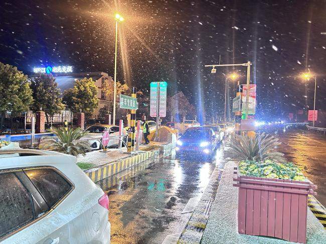 风雨坚守守护平安之路 风雨坚守守护平安之路