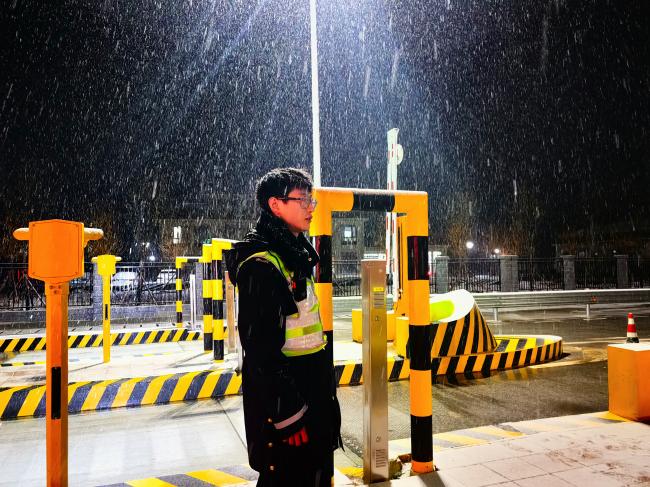 雪夜坚守：公路人的温暖守护