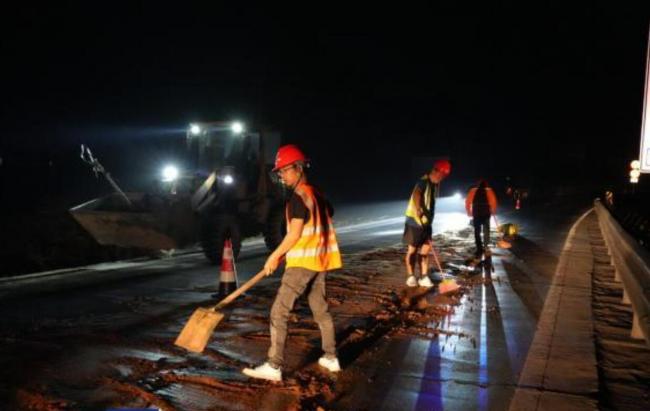 夜色坚守：养护人员护航道路安全