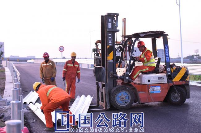 1766557475188218.jpg 【17】《叉车旁的护栏作业》.jpg