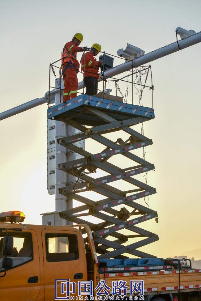 1766557463288656.jpg 【16】《橙装与升降台:暮色里的设备调试》.jpg