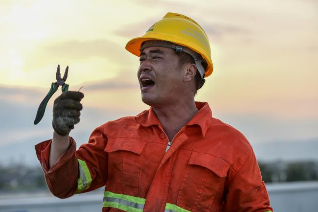 建设工地暮色摄影:光影交织的奋斗印记 建设工地暮色摄影:光影交织的奋斗印记