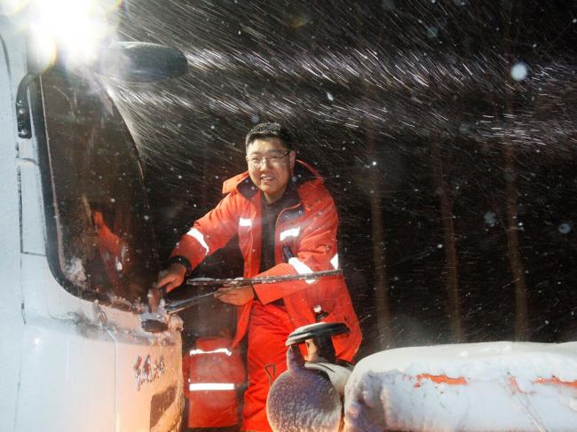 雪夜除雪工坚守岗位 冷暖交织显温情 雪夜除雪工坚守岗位 冷暖交织显温情