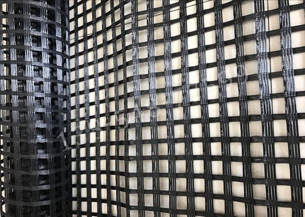 经编涤纶土工格栅:抗拉耐侵蚀,广泛用于道路桥梁加固 经编涤纶土工格栅:抗拉耐侵蚀,广泛用于道路桥梁加固