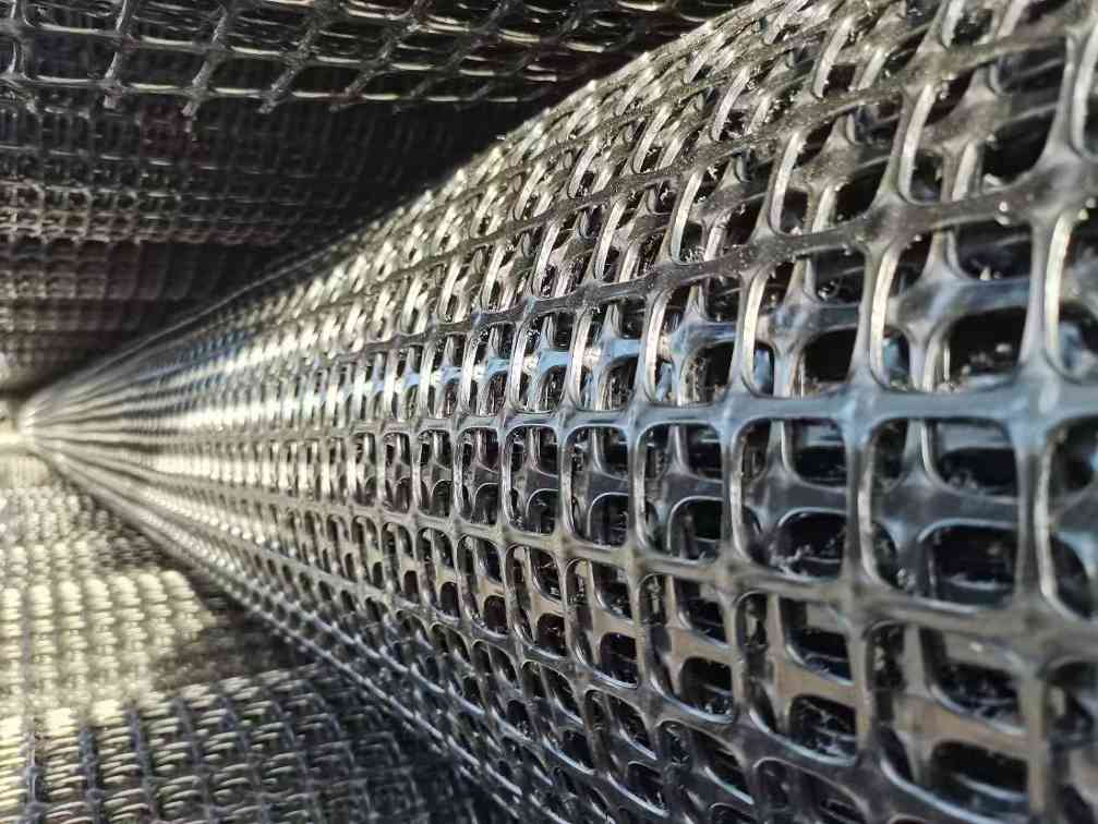 双向塑料土工格栅:堤坝路基边坡防护优化方案 双向塑料土工格栅:堤坝路基边坡防护优化方案