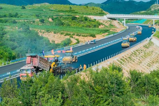 锦旗致谢！辽宁凌绥高速通车背后的装备力量(图2)