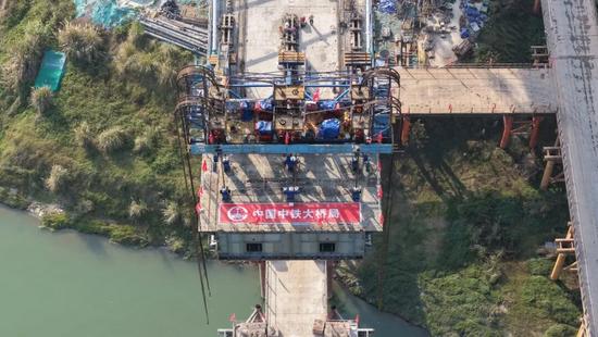 成达万高铁沱江特大桥钢混结合段首梁吊装完成(图3) 成达万高铁沱江特大桥钢混结合段首梁吊装完成(图3)