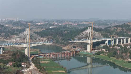 成达万高铁沱江特大桥钢混结合段首梁吊装完成(图4) 成达万高铁沱江特大桥钢混结合段首梁吊装完成(图4)