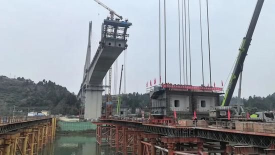 成达万高铁沱江特大桥钢混结合段首梁吊装完成(图5) 成达万高铁沱江特大桥钢混结合段首梁吊装完成(图5)