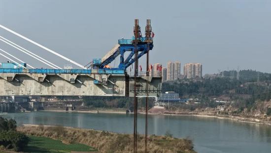 成达万高铁沱江特大桥钢混结合段首梁吊装完成(图6) 成达万高铁沱江特大桥钢混结合段首梁吊装完成(图6)