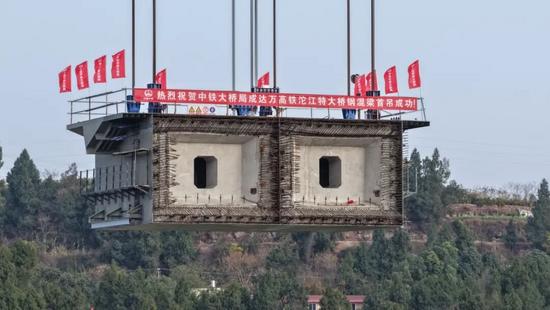 成达万高铁沱江特大桥钢混结合段首梁吊装完成(图8) 成达万高铁沱江特大桥钢混结合段首梁吊装完成(图8)