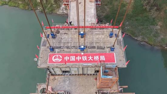 成达万高铁沱江特大桥钢混结合段首梁吊装完成(图7) 成达万高铁沱江特大桥钢混结合段首梁吊装完成(图7)