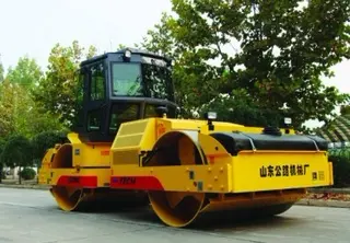 山东公路机械厂 YZC14 压路机 山东公路机械厂 YZC14 压路机