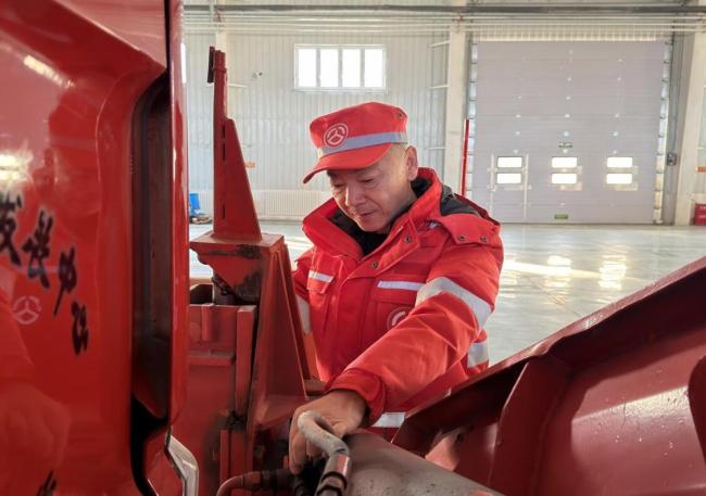 东天山上的公路守护者：30年坚守见证平凡英雄的温暖力量