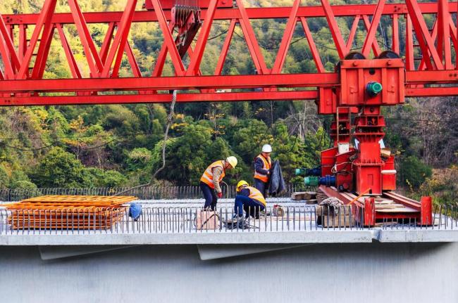 萍乡绕城高速关键工程国道319线跨线特大桥成功贯通