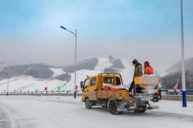 高原雪路上的守护者：养路人风雪中保畅通的坚守故事