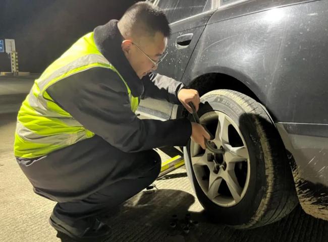 高速收费员八载坚守路 以青春赴使命写奉献篇章