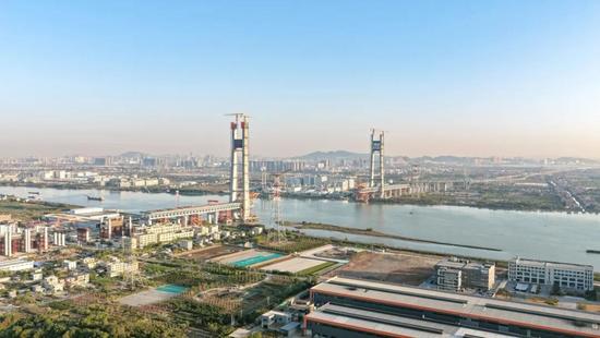 深江铁路洪奇沥水道公铁大桥50号墩主塔封顶，两座主塔全部完工(图6)