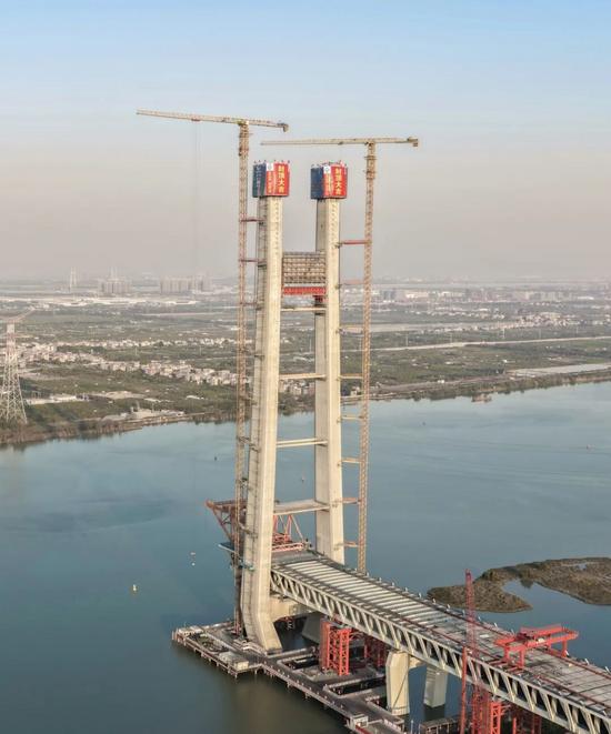 深江铁路洪奇沥水道公铁大桥50号墩主塔封顶，两座主塔全部完工(图3)