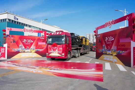 徐工道路机械批量交付高端油面产品助力交通建设(图3)