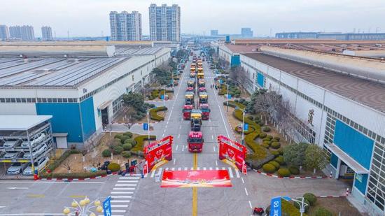 徐工道路机械批量交付高端油面产品助力交通建设(图4)