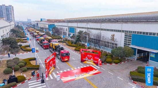 徐工道路机械批量交付高端油面产品助力交通建设(图8)