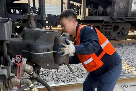 24岁青年坚持为听障拾荒老人攒瓶送物温暖肃宁城(图5)