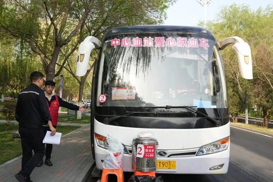 24岁青年坚持为听障拾荒老人攒瓶送物温暖肃宁城(图7)