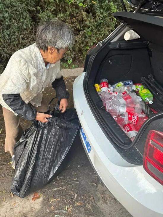 24岁青年坚持为听障拾荒老人攒瓶送物温暖肃宁城(图2)