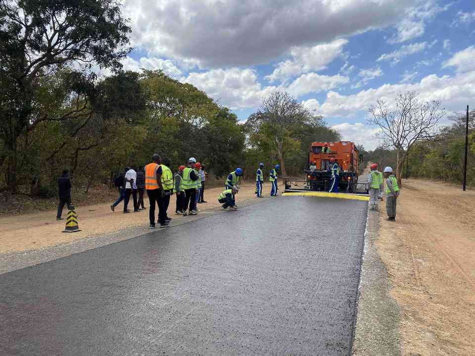 赞比亚道路养护新技术突破 微表处工艺试验段成功实施(图1)