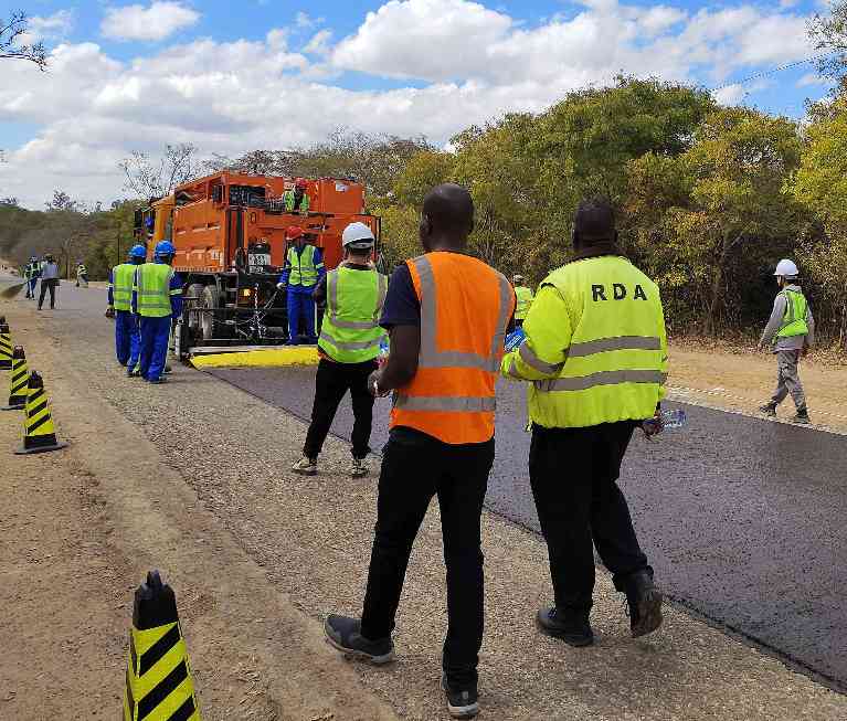赞比亚道路养护新技术突破 微表处工艺试验段成功实施(图3)
