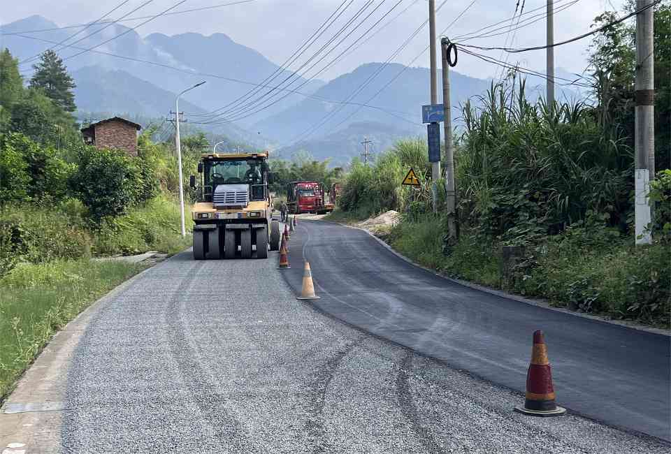 抗裂复合封层技术在白改黑路面工程中的应用实践(图1)