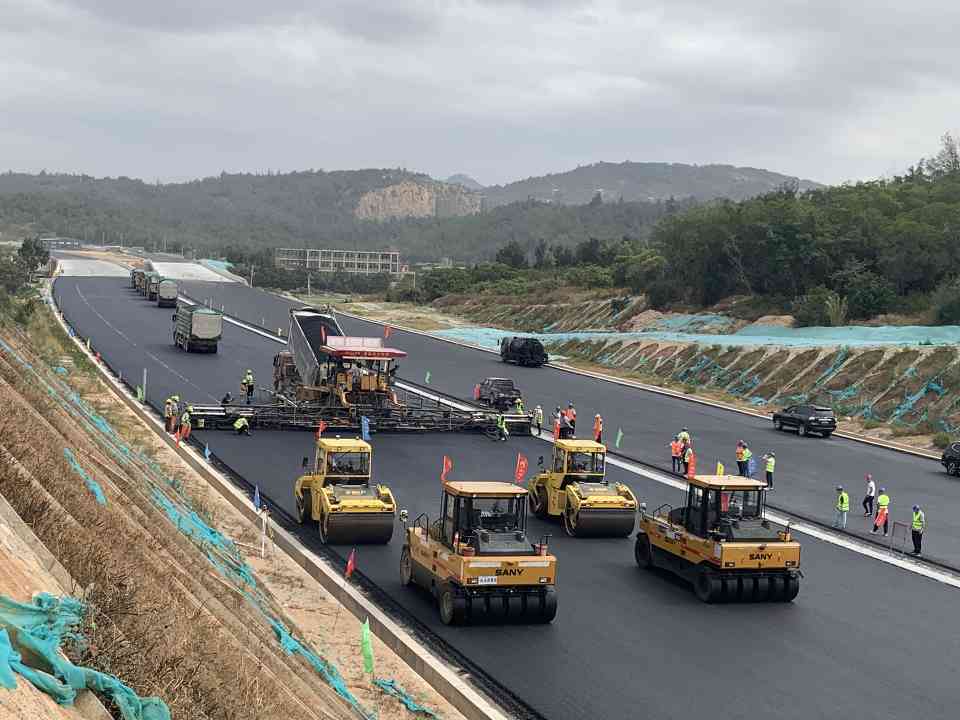 翔安机场高速公路AC-20C下面层试验段成功摊铺进入全面攻坚阶段(图1)