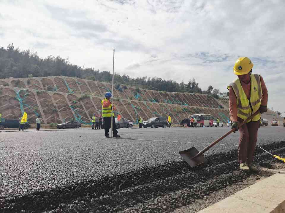翔安机场高速公路AC-20C下面层试验段成功摊铺进入全面攻坚阶段(图4)