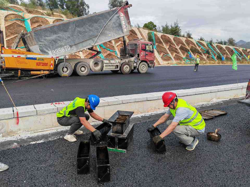 翔安机场高速公路AC-20C下面层试验段成功摊铺进入全面攻坚阶段(图5)