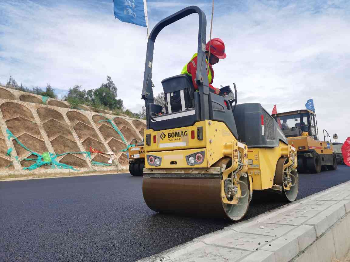 翔安机场高速公路AC-20C下面层试验段成功摊铺进入全面攻坚阶段(图2)