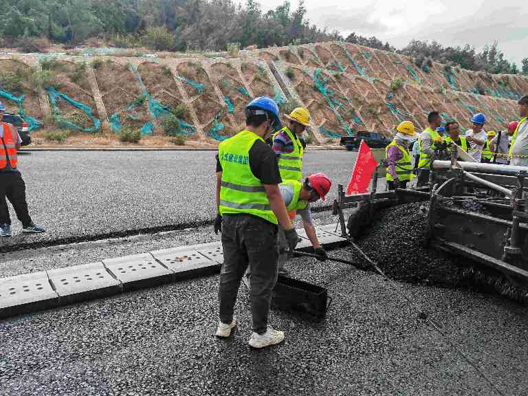翔安机场高速公路AC-20C下面层试验段成功摊铺进入全面攻坚阶段(图6)