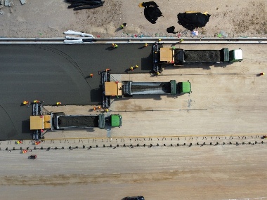 翔安机场高速路面项目完成水稳底基层试验段施工(图2)