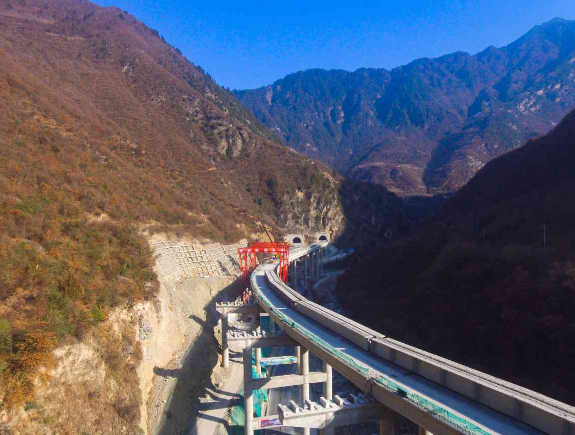 特大桥左幅贯通(1).jpg 大成集团150天劳动竞赛圆满收官 多项目获佳绩提升企业竞争力(图18)