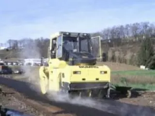 BW154ACP-4压路机优势有哪些？高性能、低能耗、稳定可靠且易维护的道路施工设备之选