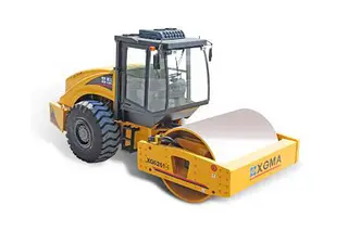 26吨级单钢轮压路机压实能力强，兼顾灵活操控、低耗耐用与环保表现